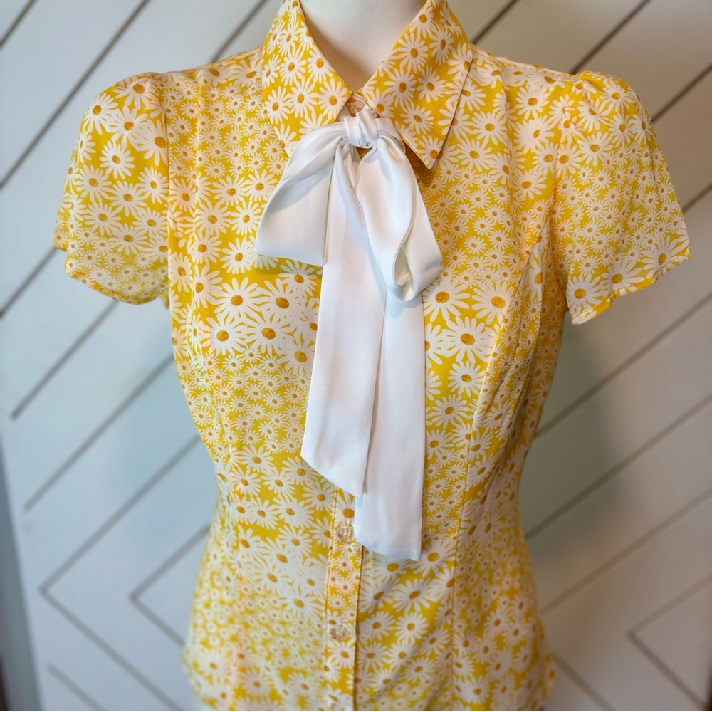 SMAK POLOUR - Yellow & White Daisy Collared Bow Blouse - Size S - Picture 10 of 15